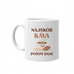 Najskôr káva, potom dane - keramický hrnček s potlačou