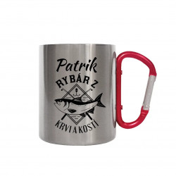 Rybár z krvi a kostí (meno) - kovový hrnček s karabínkou - personalizovaný produkt