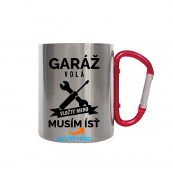 Garáž volá (VLOŽTE MENO) musím ísť - hodinová sadzba - kovový hrnček s karabínkou - personalizovaný produkt