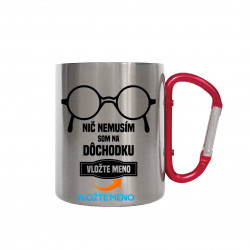 Nič nemusím, som na dôchodku (VLOŽTE MENO) - kovový hrnček s karabínkou - personalizovaný produkt
