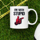 I'm with stupid - keramický hrnček s potlačou