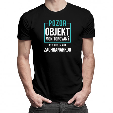 Objekt monitorovaný atraktívnou záchranárkou -pánske tričko s potlačou