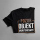 Pozor - Objekt monitorovaný atraktívnou architektkou - pánske tričko s potlačou