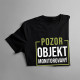 Pozor - objekt monitorovaný atraktívnou predavačkou - pánske tričko s potlačou