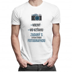 Voľný - Vo vzťahu - Zadaný s atraktívnou fotografkou - pánske tričko s potlačou