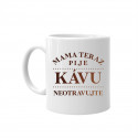 Mama teraz pije kávu - neotravujte - hrnček