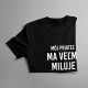 Môj priateľ ma veľmi miluje - dámske tričko s potlačou