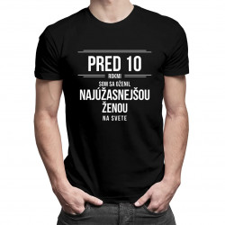 Pred 10 rokmi som sa oženil s tou najúžasnejšou ženou na svete - pánske tričko s potlačou
